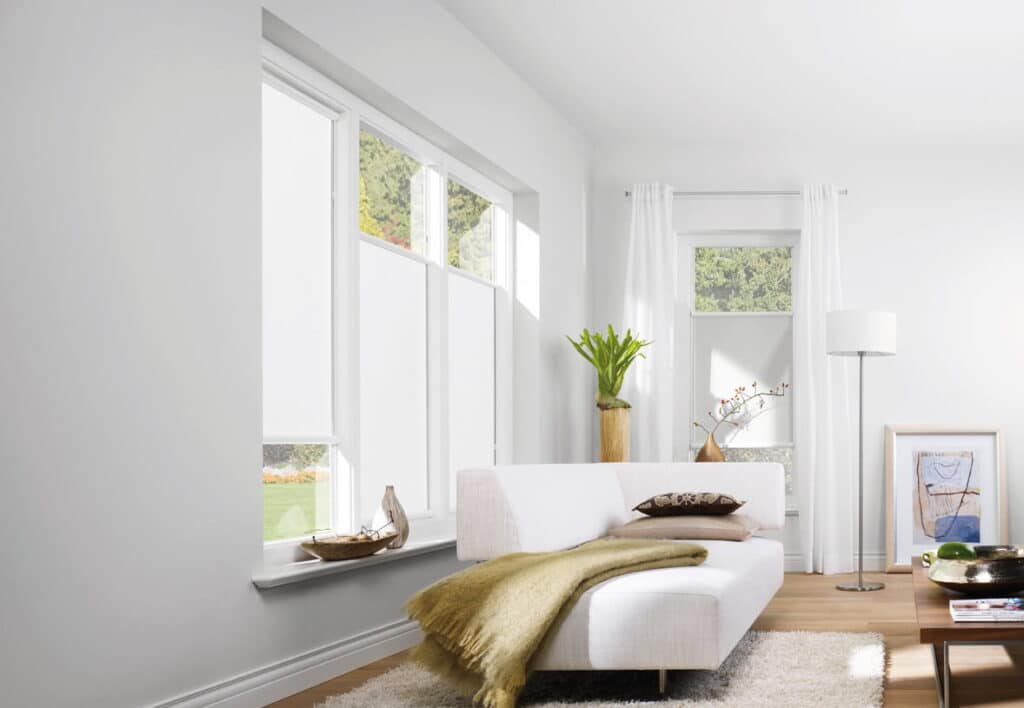 Nano rolety bielej farby v minimalistickej obývačke.