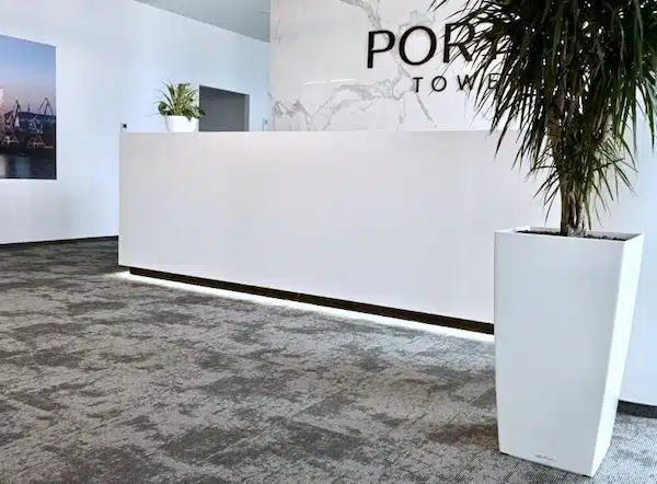 Vysoko-záťažový vzorovaný sivý koberec - vstupná recepcia showroomu Portum Towers.
